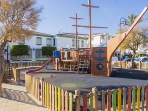 un parque con parque infantil con tobogán en Cubo's Beach Side Apartment at La Cala en La Cala de Mijas