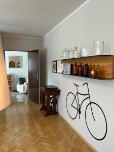 un dibujo de una bicicleta en la pared en una habitación en Der Landsitz en Klagenfurt