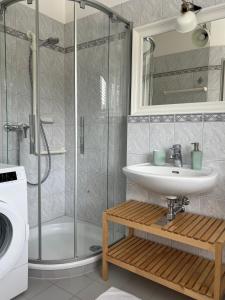 a bathroom with a sink and a shower at Der Landsitz in Klagenfurt