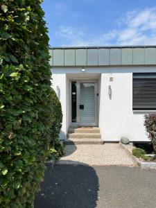 a building with a walkway leading to a door at Der Landsitz in Klagenfurt