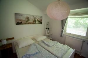 Кровать или кровати в номере Ferienhaus Robinson Crusoe Schwarzkittelpfad 80