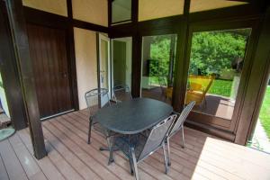 un patio con mesa y sillas en una terraza en Ferienhaus Robinson Crusoe Schwarzkittelpfad 80, en Waldbrunn