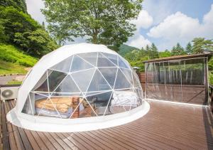 Nespecifikovaný výhled na hory nebo výhled na hory při pohledu z luxury tent