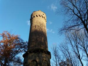 een hoge toren met een klok erop bij Ferienhaus Winnetou Im Abendrot 127 in Waldbrunn
