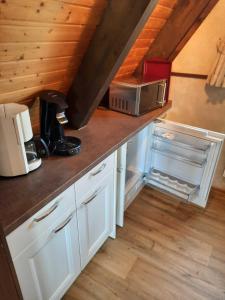Η κουζίνα ή μικρή κουζίνα στο Ferienhaus Winnetou Sonnenkreisel 145