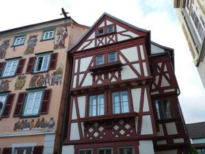 un bâtiment à colombages dans la ville dans l'établissement Ferienhaus Robinson Paradiesecke 174, à Waldbrunn