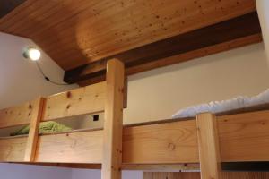 2 Etagenbetten in einem Zimmer mit Holzdecke in der Unterkunft Ferienhaus Scout Paradiesecke 179 in Waldbrunn