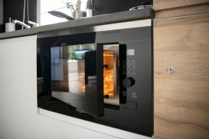 a microwave oven sitting on top of a counter at Holiday Inn 48 Oisterwijk # Hygiëne # Airport Eindhoven # Airco # Bosrijk # Hiking & Biking # Efteling # Safaripark in Oisterwijk +20 photos