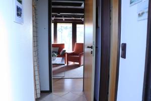 um corredor com uma porta aberta para uma sala de estar em Ferienhaus Winnetou Am Fuchsbau 67 em Waldbrunn