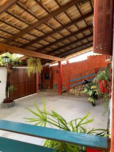 um pátio com um banco azul e algumas plantas em Pouso Da Mari em Tiradentes