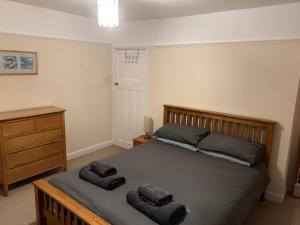 1 dormitorio con 1 cama con 2 toallas en Seastones en Southwold