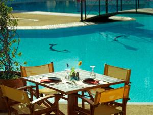 Der Swimmingpool an oder in der Nähe von Dionysos Hotel