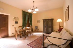een woonkamer met een bank en een tafel en stoelen bij Agriturismo Pantano Borghese in Monte Compatri