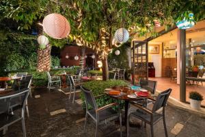 Ein Restaurant oder anderes Speiselokal in der Unterkunft Dionysos Hotel 