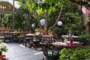 Ein Garten an der Unterkunft Dionysos Hotel