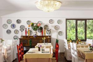 Ein Sitzbereich in der Unterkunft Dionysos Hotel