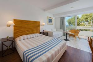 Ein Bett oder Betten in einem Zimmer der Unterkunft Dionysos Hotel