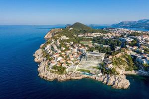 una vista aerea di una piccola isola in acqua di Rixos Premium Dubrovnik a Dubrovnik