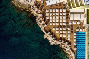 uma vista superior de um hotel e do oceano em Rixos Premium Dubrovnik em Dubrovnik