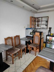 a room with a table and chairs and a kitchen at Motel BI in Bijeljina