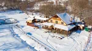 una vista aérea de una cabaña de madera en la nieve en Cabana Lunca, en Tîrgu Neamţ