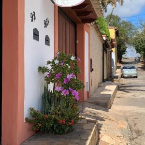a building with flowers on the side of a street at Pouso Da Mari in Tiradentes