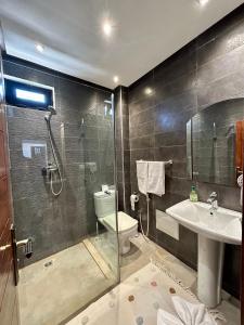 ein Bad mit einer Dusche, einem WC und einem Waschbecken in der Unterkunft APPARTEMENT 3 chambres gueliz in Marrakesch