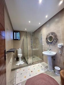 ein Bad mit einer Dusche, einem WC und einem Waschbecken in der Unterkunft APPARTEMENT 3 chambres gueliz in Marrakesch