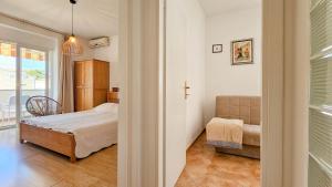 um pequeno quarto com uma cama e uma janela em Viviana Brown em Novigrad