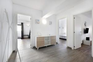 una camera con pareti bianche e una stanza con specchio di Praia da Rocha Mar Guest House a Portimão