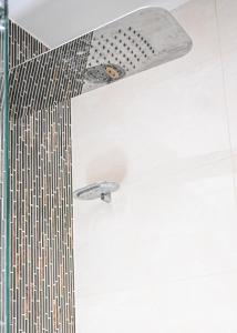een plafond in een badkamer met een douche bij Urban Bliss 2BR Enfield Hideaway - Cosy Spot - Free Parking & Wi-Fi in Enfield