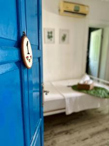 een blauwe deur in een kamer met een bed bij L'onda Oda Bodrum in Bodrum City
