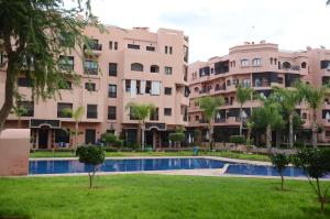 un complejo de apartamentos con piscina frente a un edificio en Paradise Marrakech en Marrakech