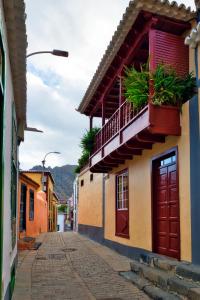 een steegje in een oude stad met gebouwen en planten bij Casa Emblemática Isabel in Santa Cruz de la Palma