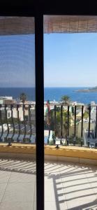- une vue sur l'océan depuis le balcon d'un complexe dans l'établissement 2BD Cosy Apartment with Spacious Balcony - Close to Bugibba Beach, à San Pawl il-Baħar