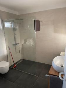 Koupelna v ubytování Casa Mira Apartments + 51 fotografií