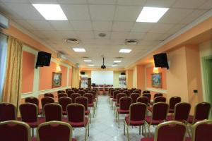 a conference room with red chairs and a podium at Hori Balconata 2.0 in Lucera