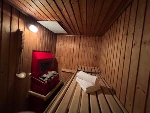 a sauna with a bench in a wooden room at Gasthof Hotel zur Post in Egloffstein