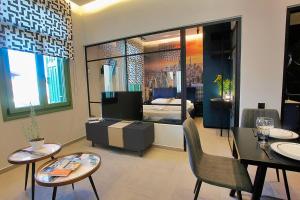 希俄斯Atsiki's 54 apartments的客厅里有一张床、一张桌子和几把椅子。