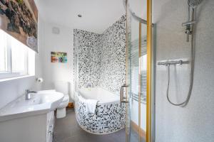 uma casa de banho com uma banheira, um lavatório e um chuveiro em *RD98BL* For your most relaxed & Cosy stay + Free Parking + Free Fast WiFi * em Farnley