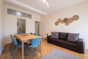 uma sala de estar com uma mesa e um sofá em 53 Urban Place em Ponta Delgada