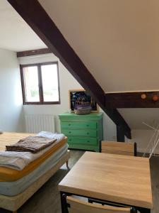 um quarto com 2 camas e uma cómoda verde em Résidence Condorcet proche de l'aéroport d'Orly em Athis-Mons