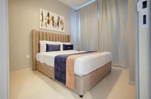 迪拜CitiHome-1BR in ZADA 5minutes to Business Bay Metro的房间里有一张大床的卧室 更多33张照片