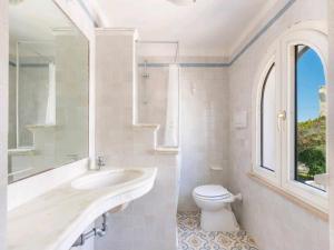 y baño con lavabo y aseo. en Coastal Charm A Home with a View in Santa Maria di Leuca, en Leuca