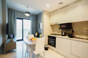 迪拜CitiHome-1BR in ZADA 5minutes to Business Bay Metro的带桌子的厨房和餐厅