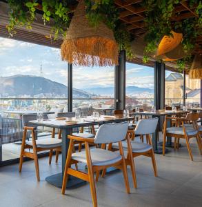 un ristorante con tavoli e sedie e vista di Hotel 21 a Tbilisi City