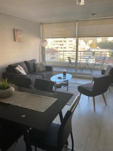 - un salon avec un canapé et une table dans l'établissement Departamento 3 poniente Viña del Mar, à Viña del Mar