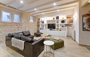 - un salon avec un canapé en cuir et une télévision dans l'établissement Gorgeous Home In Bagnols-sur-cze With Kitchen, à Bagnols-sur-Cèze