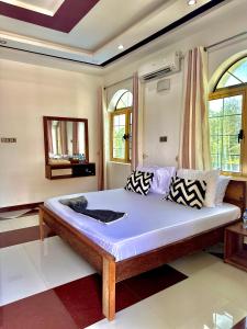 ein Schlafzimmer mit einem großen Bett in einem Zimmer in der Unterkunft Airport Lux Rooms in Kiembi Samaki