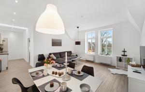 ein weißes Wohnzimmer mit einem Tisch und Stühlen in der Unterkunft Ferienwohnung Luke in Loxstedt